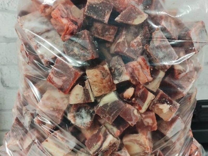 Замороженные кубики говяжьей обрези в пакете